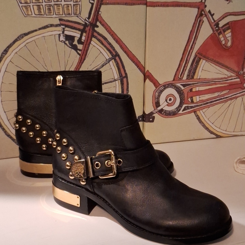 NWOT Vince Camuto black leather fancy windetta ankle boots